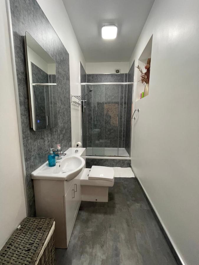 Ferienwohnung Premier 2 Bed Flat C Broxburn Exterior foto